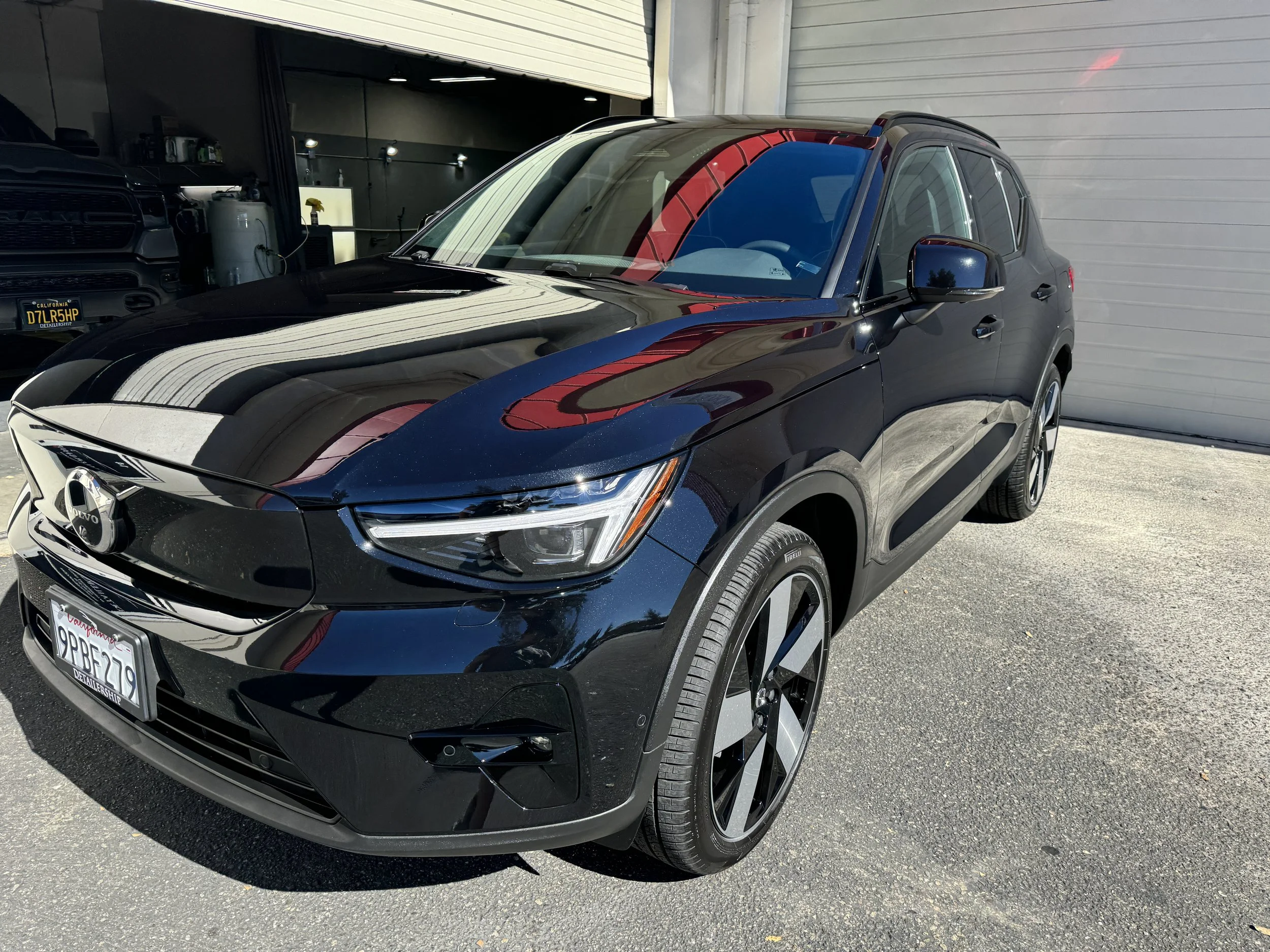 2023 Volvo XC49 (Onyx Black)