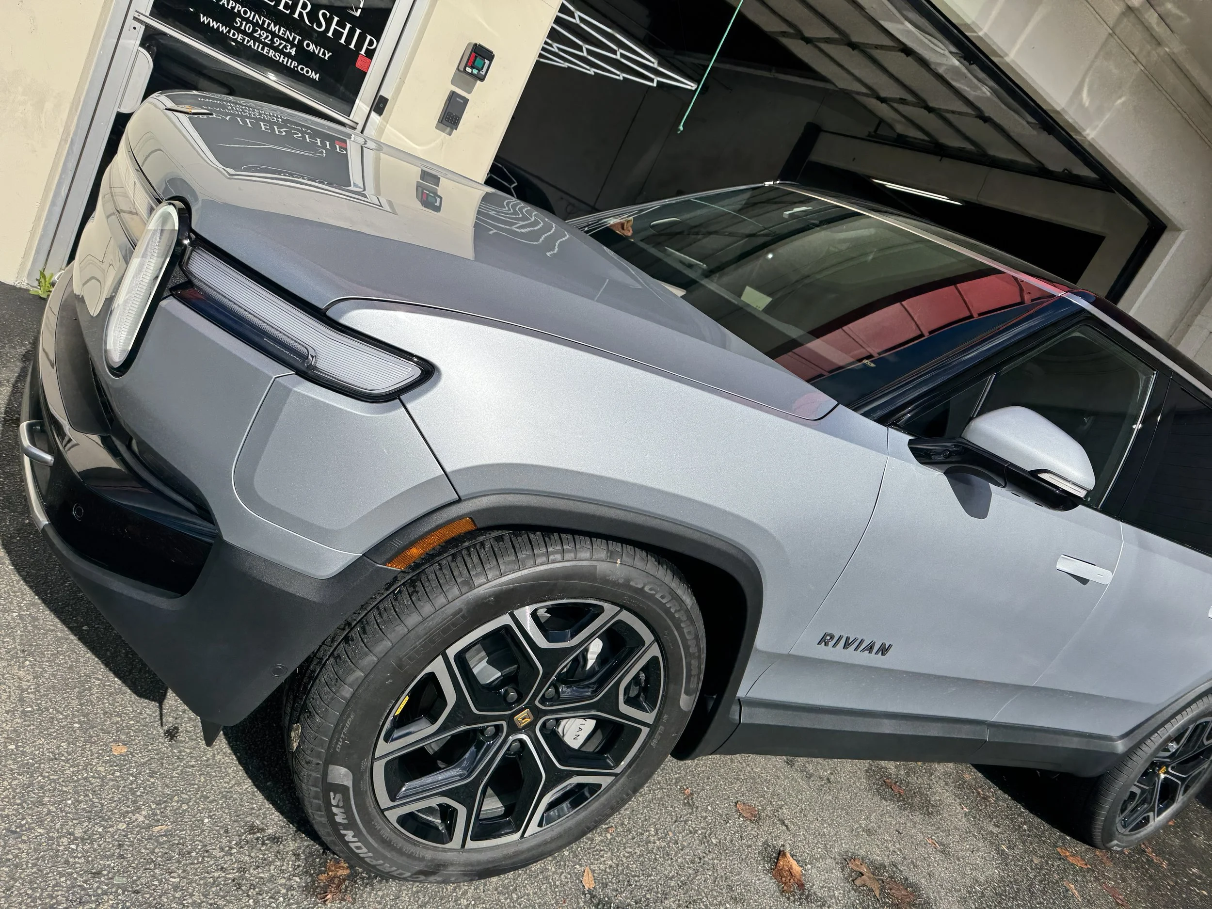 2025 Rivian R1S Performance (LA Silver)