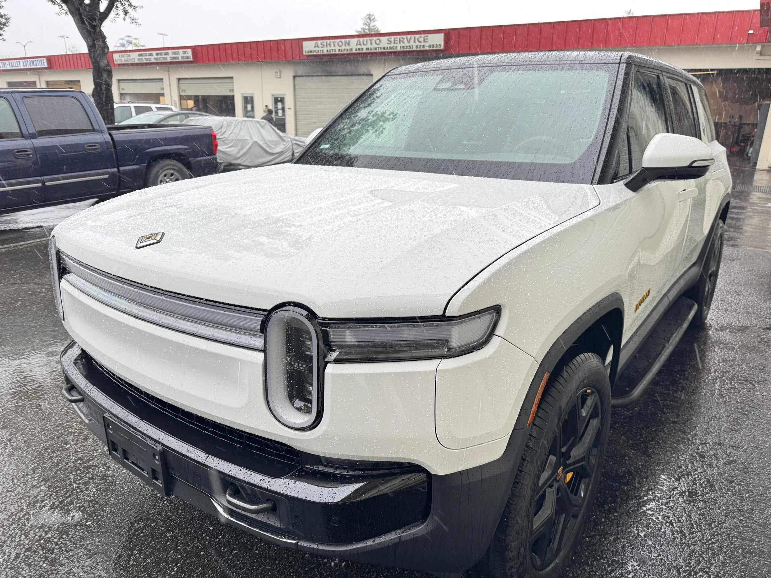 2025 Rivian R1S (Glacier White)
