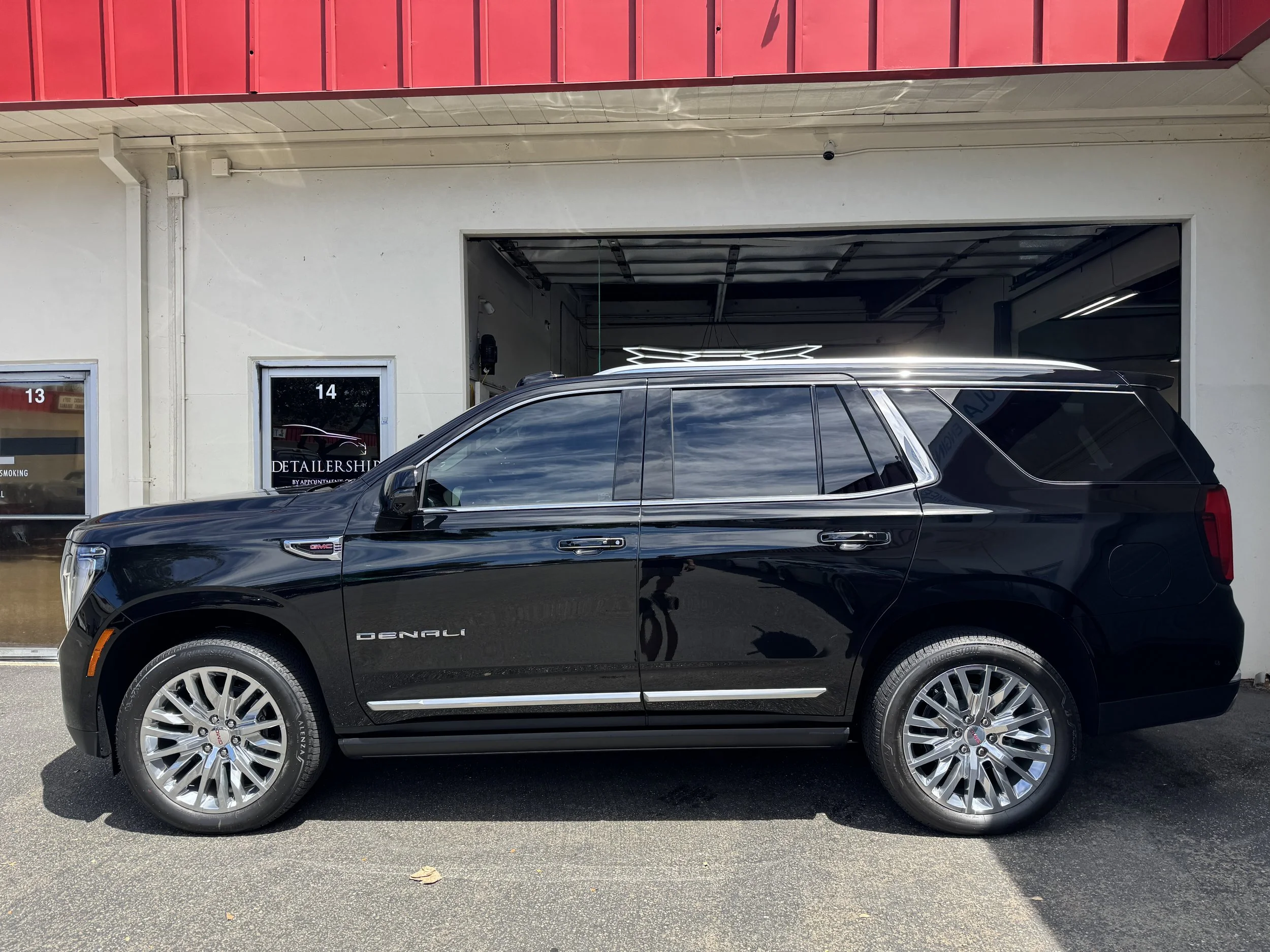 2025 Chevrolet Yukon XL (Black)