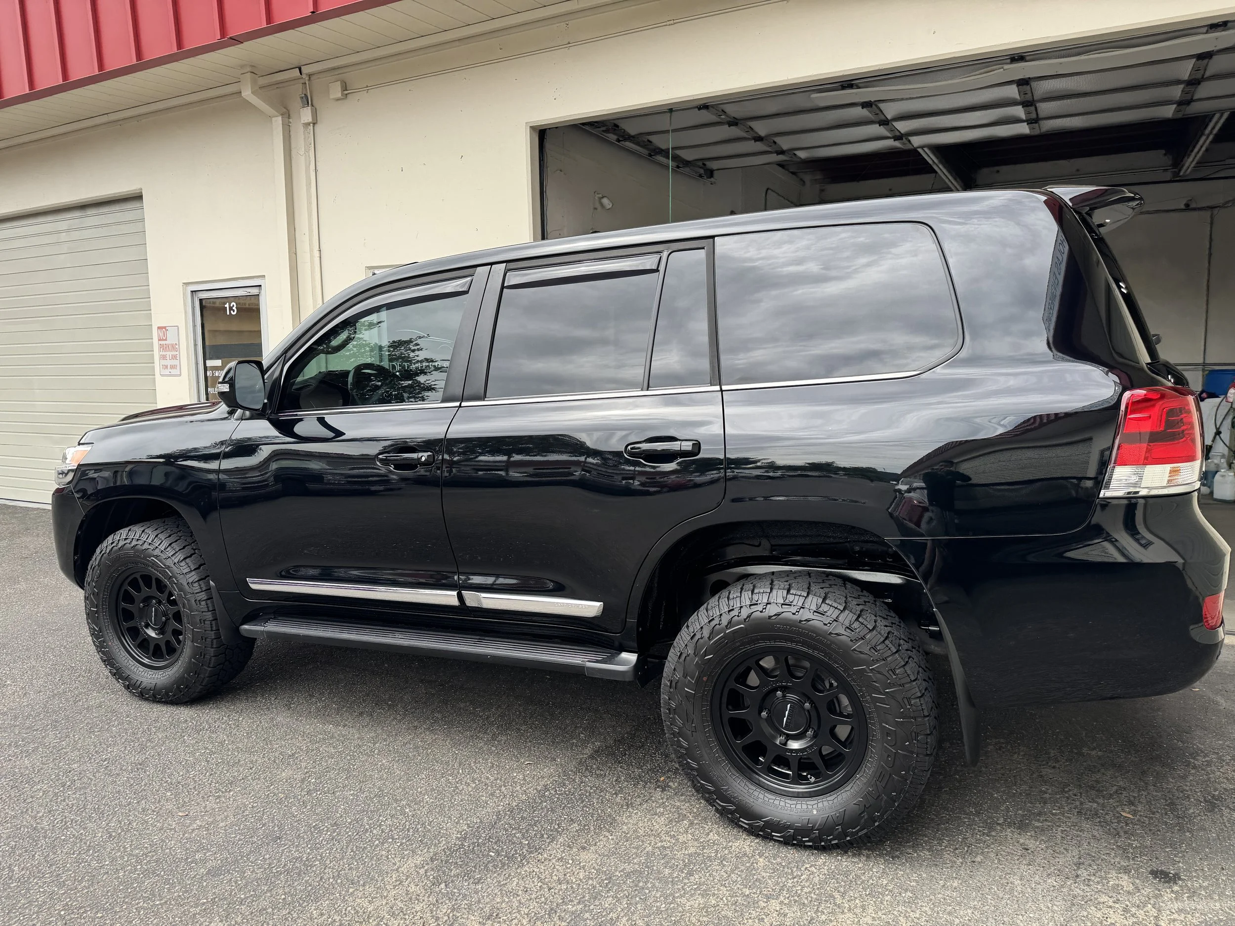 2019 Toyota Land Cruiser 200 (Black)
