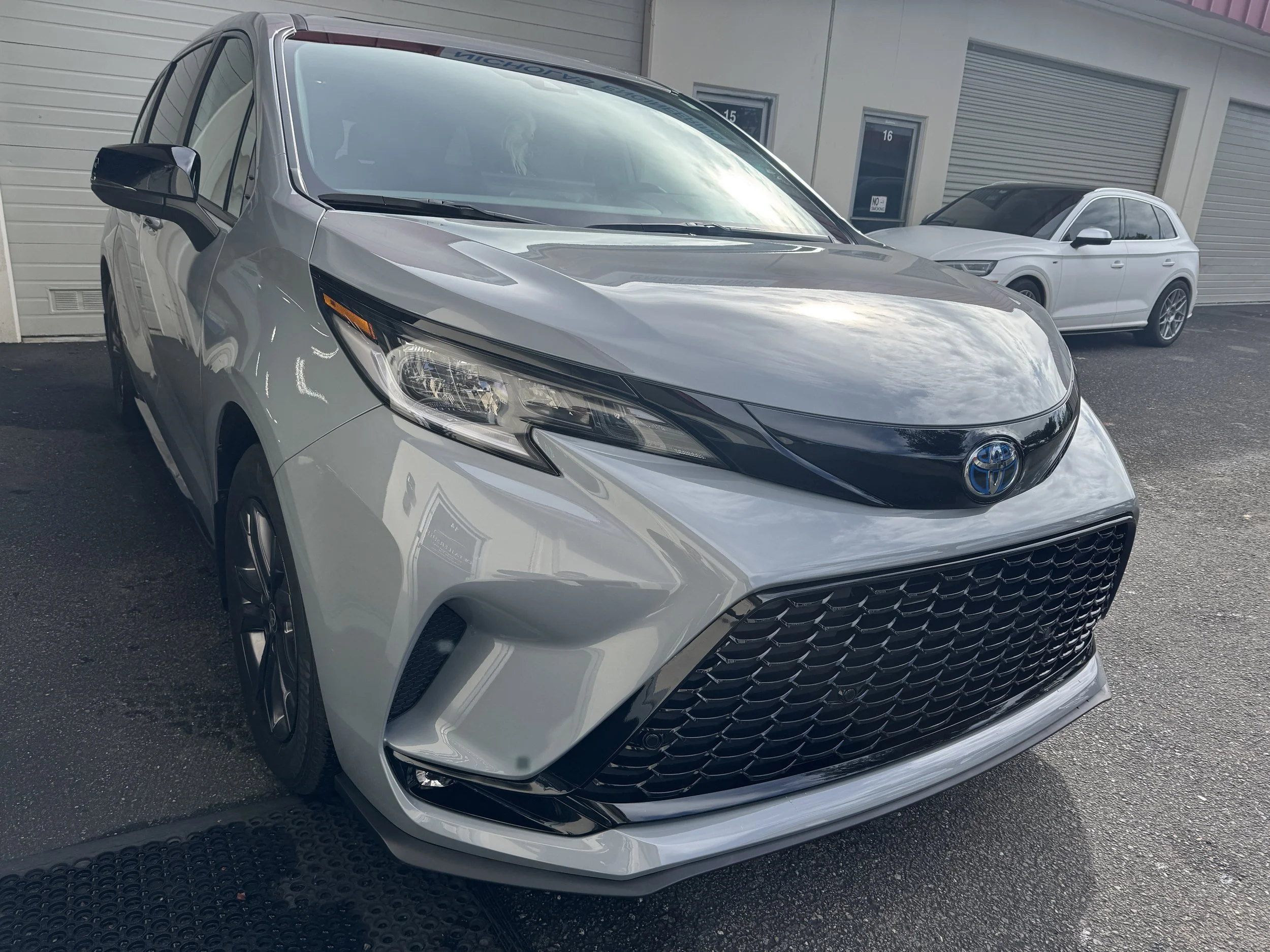 2025 Toyota Sienna XSE (Cement Gray)
