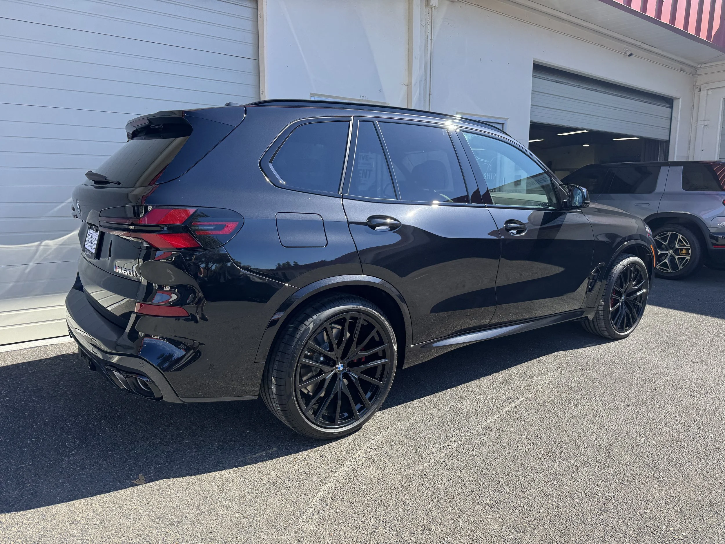 2026 BMW X5 M60i (Black Sapphire Metallic)