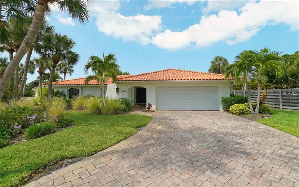 5440 Azure way front.jpg