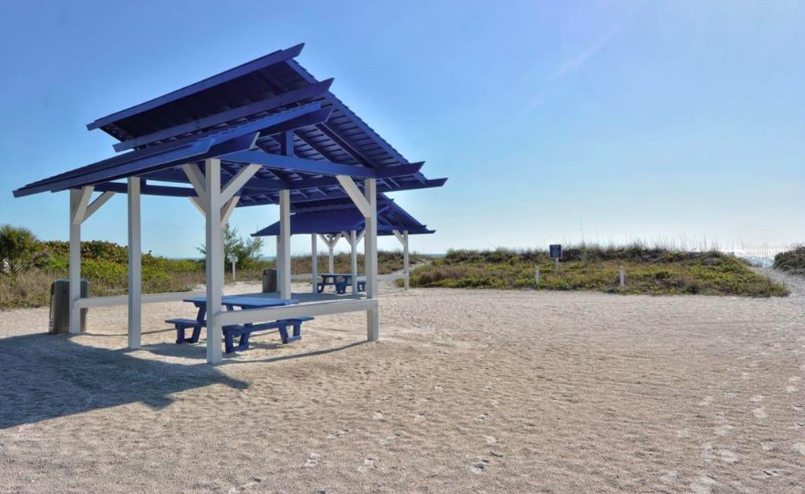 The beach club features beach volleyball nets, a picnic area, and grills - perfect for barbecue parties!