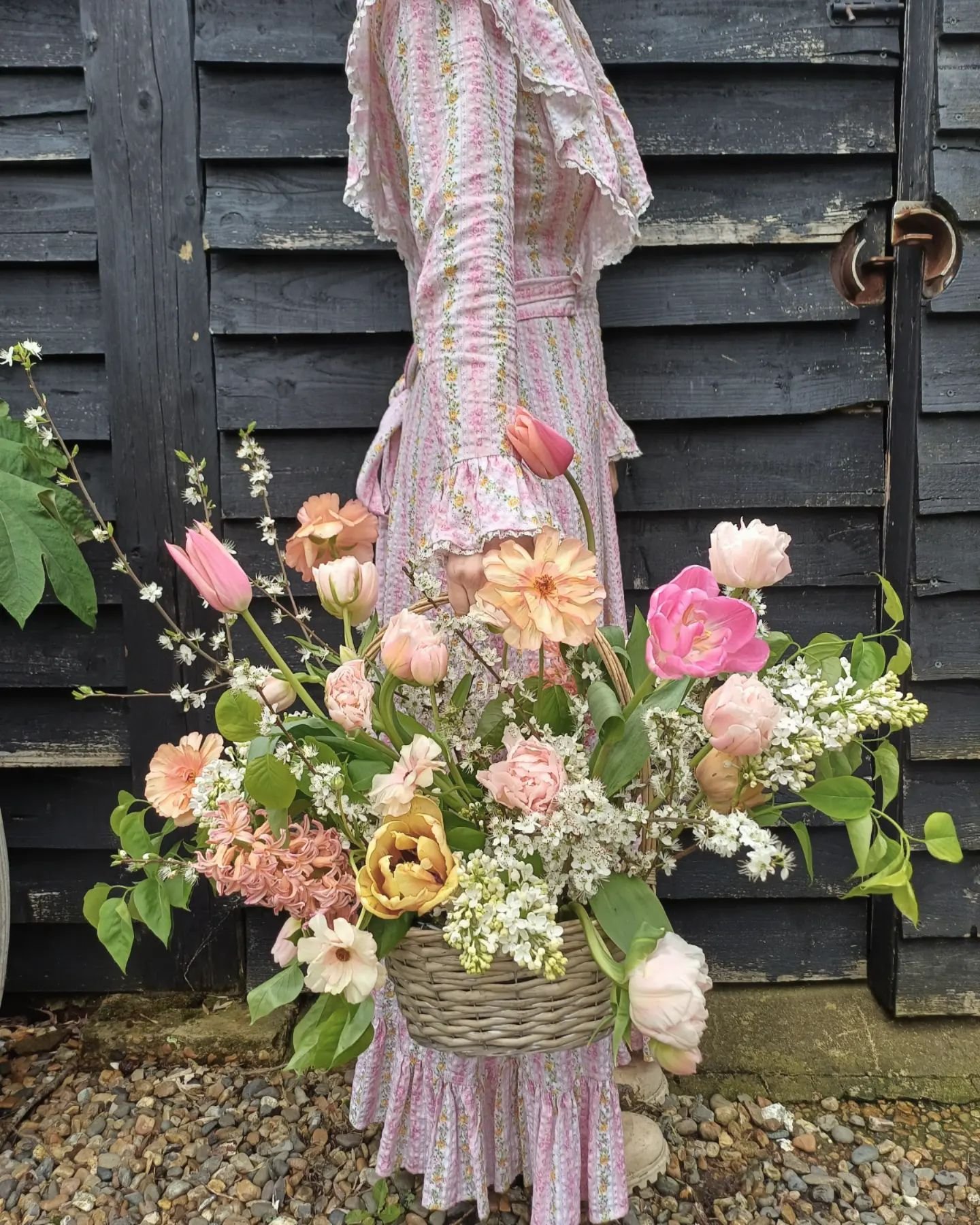 When Hayley @littlepinkgarden invited me to come and have a play with her flowers to show you what to expect from our Spring Basket Workshop on May 4th, I jumped at the chance.
Even on the greyest of days this week, the farm was such a beautiful and 