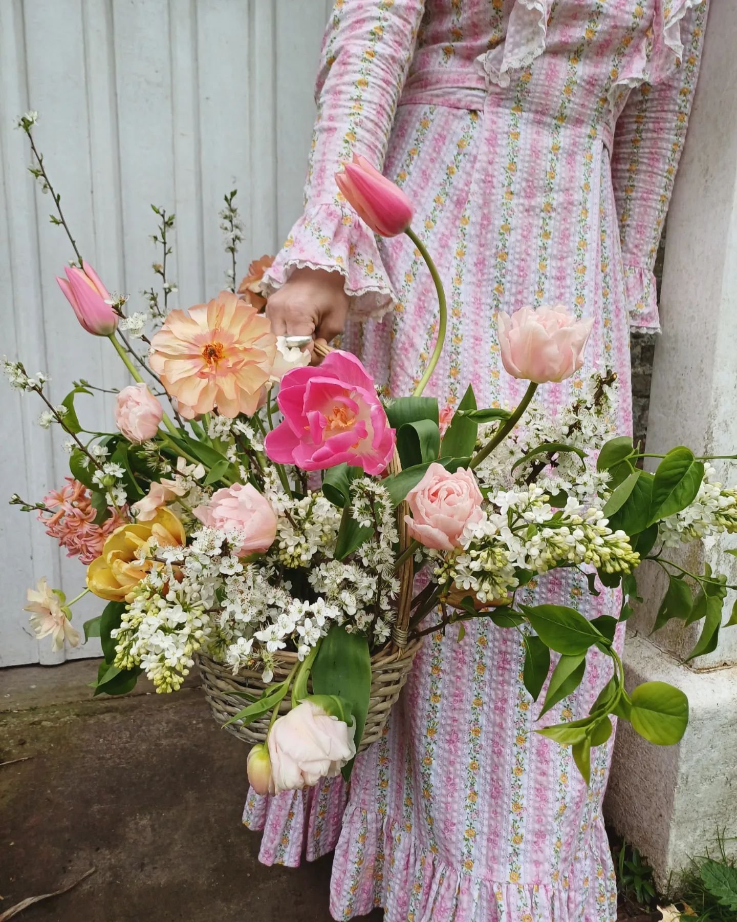 This time next week, @littlepinkgarden and I will be putting the final touches in place for our floral basket workshop on Saturday, May 4th. We still have a couple of places available, so if you've been thinking of booking, please do.

Let's hope the