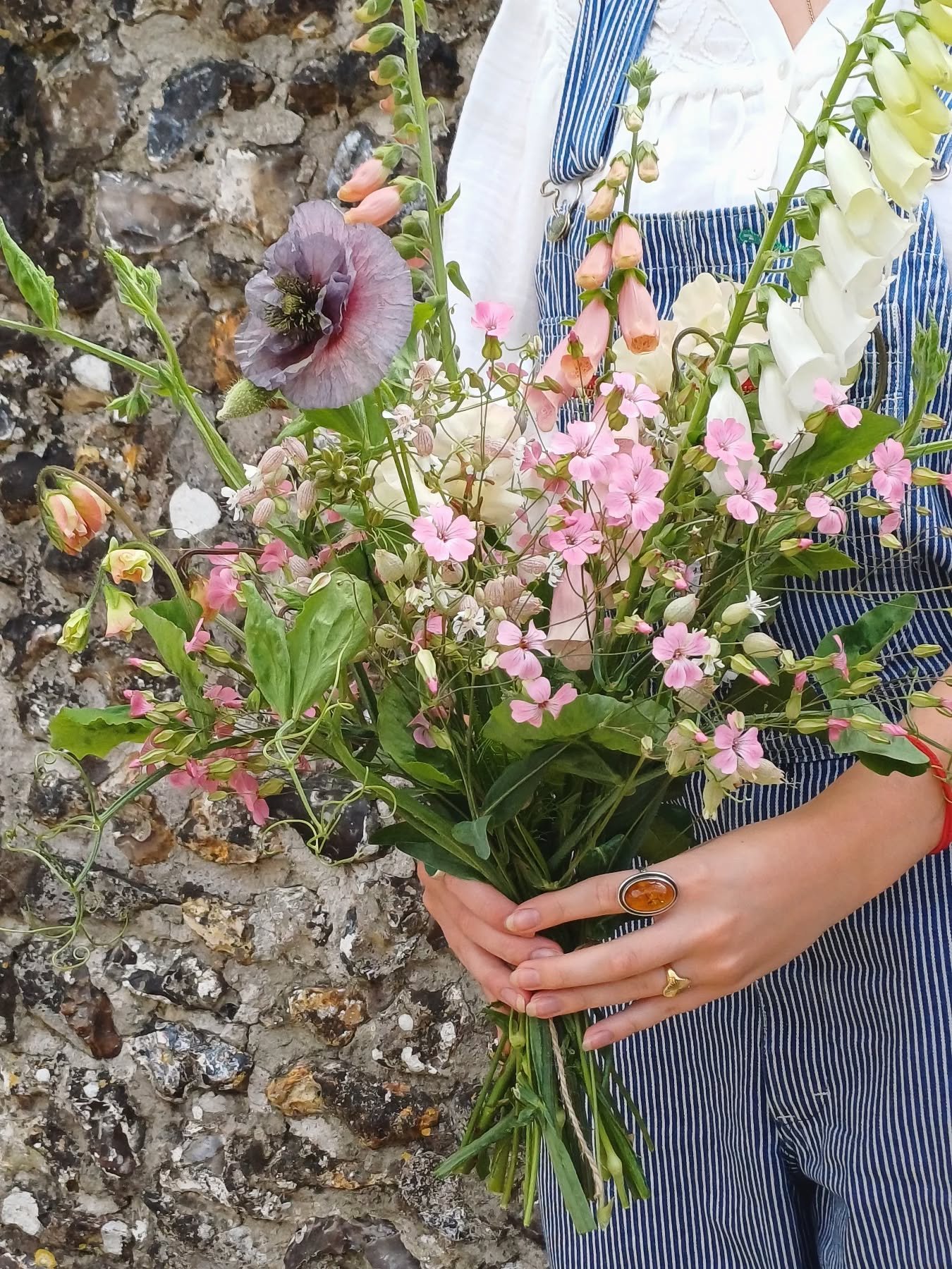 Earlier this week, I had the absolute pleasure of welcoming @clara.at.the.cottage and her daughter to my little barn workshop for a floral one-to-one 🌱

We had an abundance of wonderful British flowers beautifully curated and cut by @nettlewoodflowe