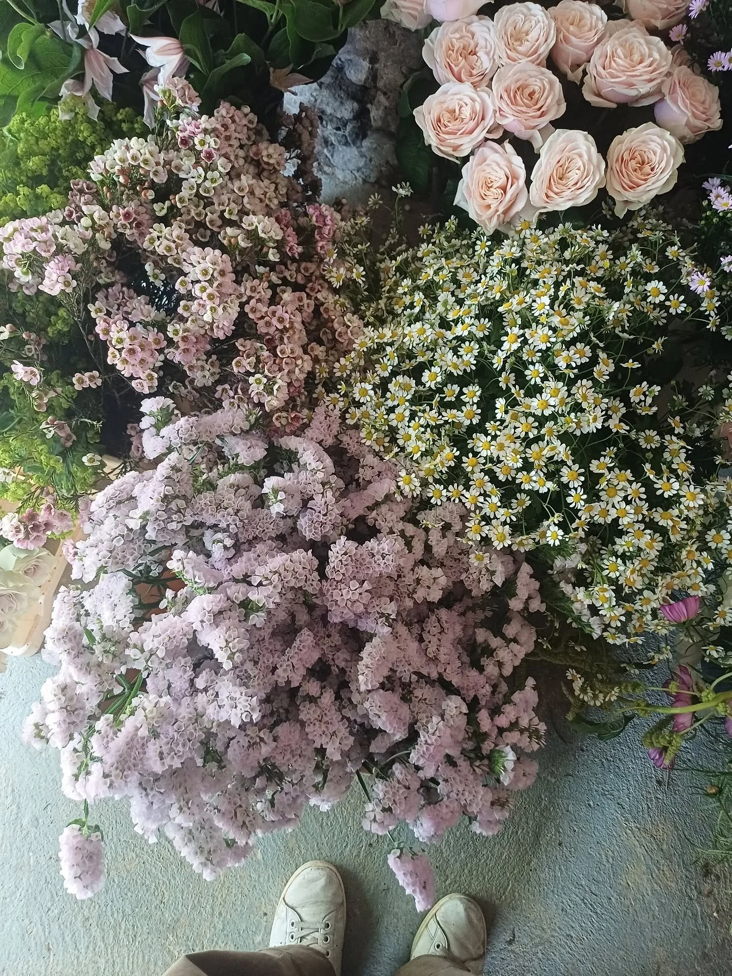That magical moment when everything is ready and the creativity starts to flow ✨️ 

#studioviews #magicmoment #myfloraldays #alltheprettyflorals #mylifeinflowers #inspiredbynature_ #romanticallywild #gardenpartywedding #curated_nature #weddingdayread