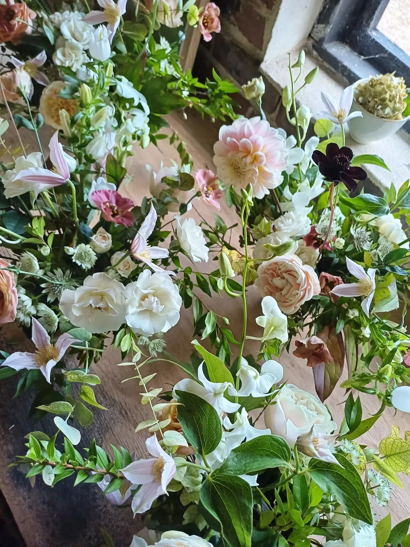 On the workbench, gentle romance in every stem.  Soft neutrals and seasonal blooms for a love-filled October day 🤍🌿
.
.
.
#curated_nature #inspiredbynature_ #weddingflorist #studioviews #myfloraldays #autumnwedding #wildflowerwedding #flowersforall