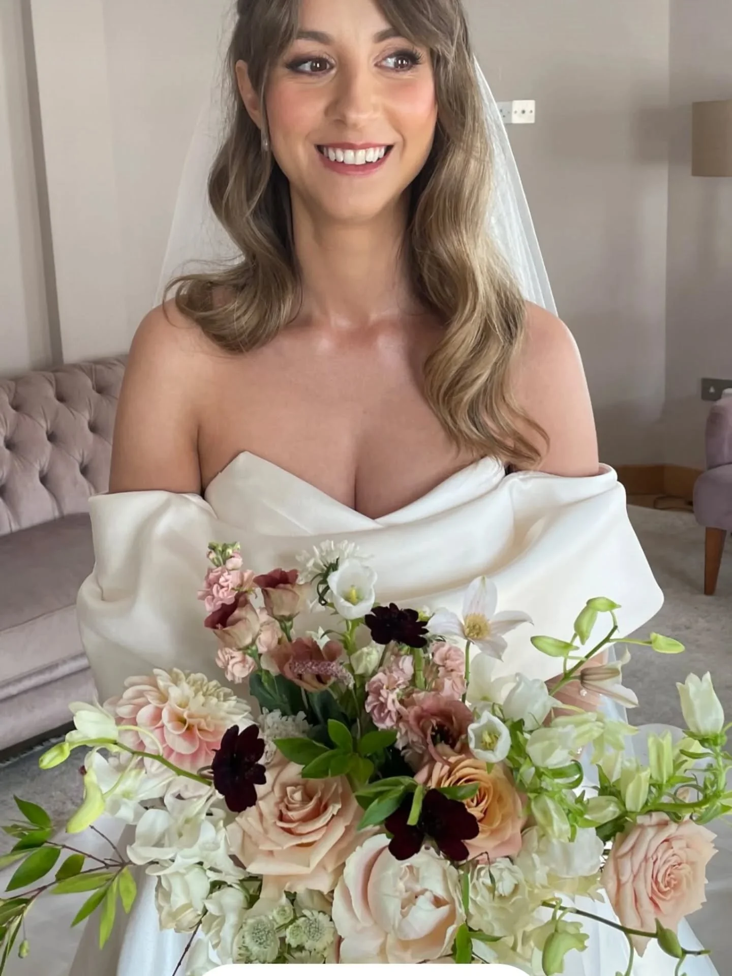 Just a girl and her bouquet .... a moment of stillness before heading downstairs to the most magical forever 🤍 
Thank you to the talented @bridebyhannahhennessy for this gorgeous photo of our beautiful bride Sarah x
.
.
.
#caughtflowerhanded #weddi