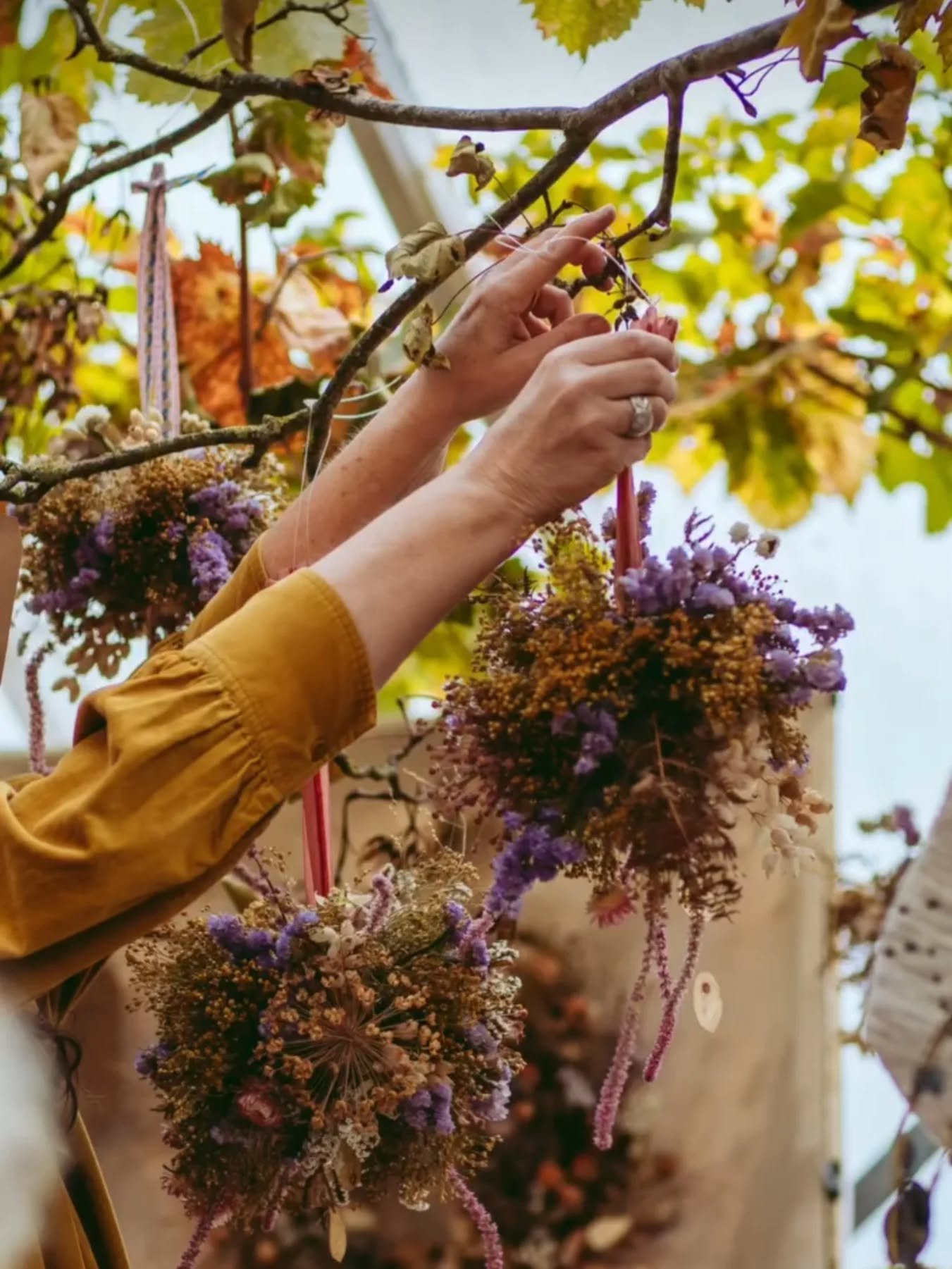 These  mini everlasting winter clouds reminded me of so many things as I was making them.
✨️ 
Clouds of mistletoe high up in the treetops, fairyworld talismans, and lucky amulets or woodland baubles filled with treasures collected throughout the year