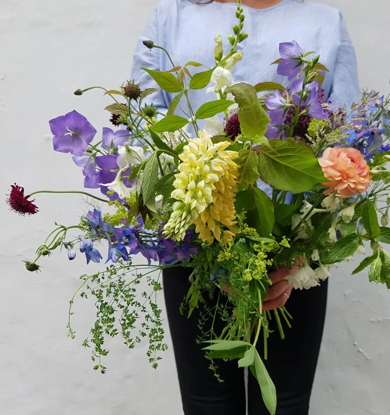 A blast from the past with an extremely early bouquet. There are elements I still absolutely love. The wildness for one, the locally grown June flowers, the sweet pea vines, and my beloved campanula 🤍
Jury's out on the lupin situation (not to mentio