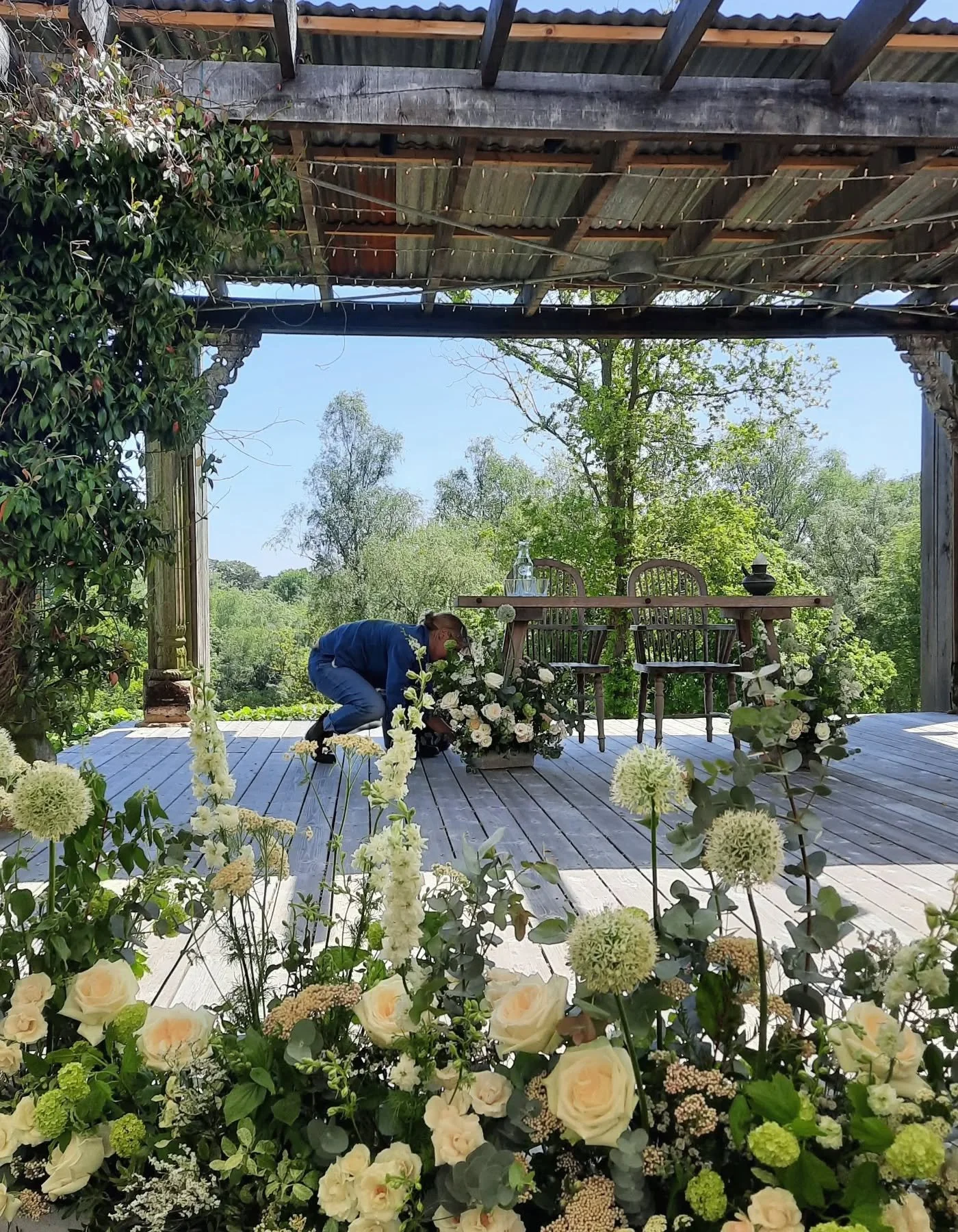 A quiet glimpse behind the scenes on the morning of your wedding 🤍

While your guests are still waking up, we&rsquo;re adding those final touches of magic to your ceremony florals. Fluffing petals, perfecting placements, and making sure every bloom 