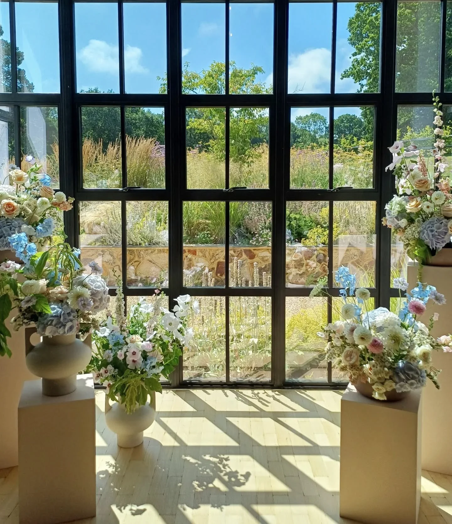 When the sun breaks through right on cue ✨️

Seasonal floristry, designed with intention, abundant but refined, nature inspired yet modern. Proof that working with the seasons doesn't mean "rustic" as many assume. For me, it means thoughtfu