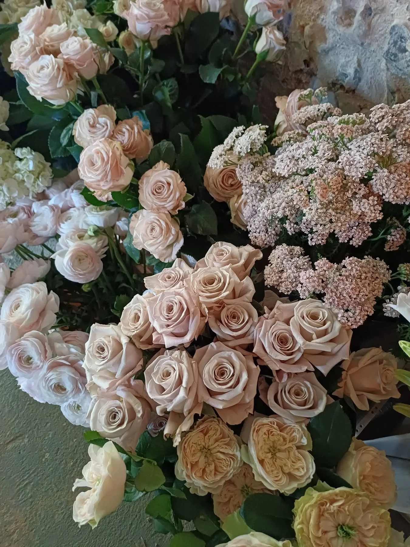 My take on a neutral palette 🤍✨️ 
Nature doing what nature does best. 

#myfloralvibe #myfloraldays #gardenwedding #gardenroses #romanticflowers