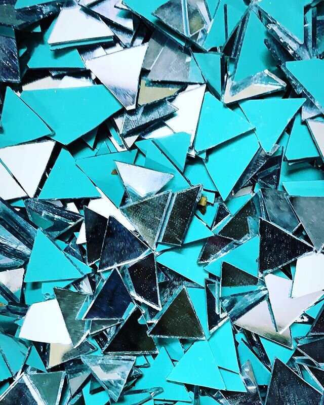 ℛℯ𝒻𝓁ℯ𝒸𝓉𝒾ℴ𝓃 ℴ𝓇 ℬℯ𝓎ℴ𝓃𝒹?
// know your worth and then add tax 🤓 &bull;
&bull;
&bull;
&bull;
#shadesofblue #designdetails #turquoise #mirror #reflectionquote #designprocess #handwork #pickingpieces