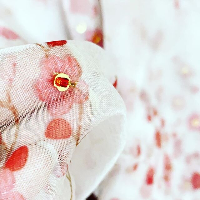 ℋ𝒶𝓃𝒹𝓌ℴ𝓇𝓀 // floral sparkles go loooooong way! 👀 &bull;
&bull;
&bull;
&bull;
Fabric manipulation 🙋🏻&zwj;♀️ #textiledesigner #floraldesign #digitalprinting #designprocess #cherryblossom ? #fabricembellishment #designprocess #sparkleaway #tikki