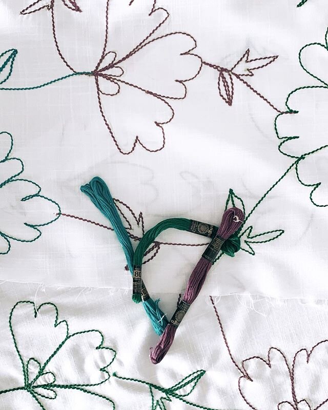 𝓦𝓲𝓵𝓭𝓯𝓵𝓸𝔀𝓮𝓻 ...but being free is beautiful. // enjoying the process.
&bull;
&bull;
&bull;
&bull;
#embroidery #anchorthreads #anchorthreadsindia #flowers #designprocess #coloredflowers #floweroutline #ombreflowers #textiledesign #textileart #