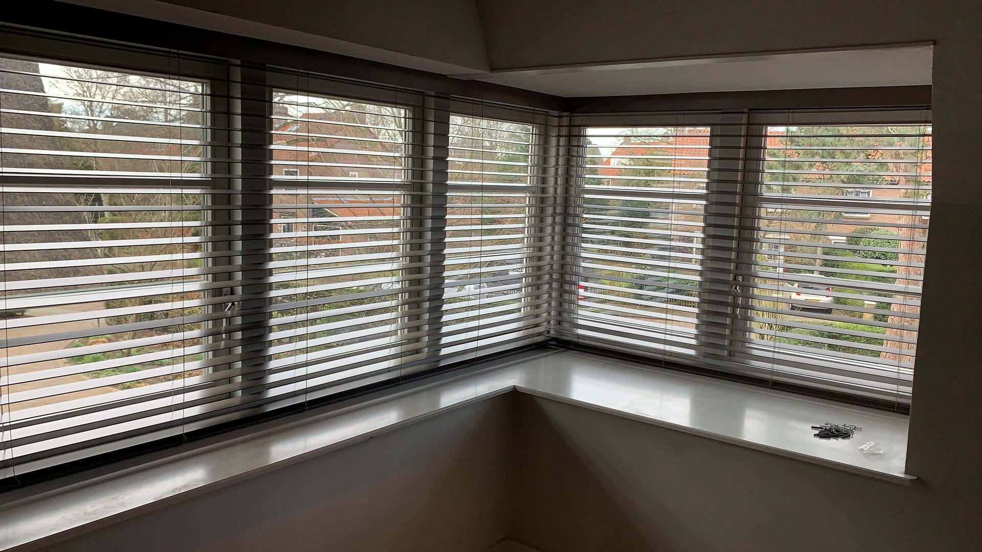 Hout BruinGrijs erker open.JPG