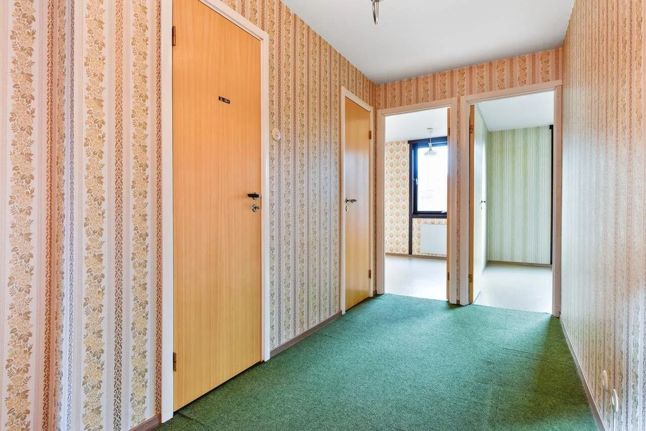 Yes thats real faux grass in the hallways