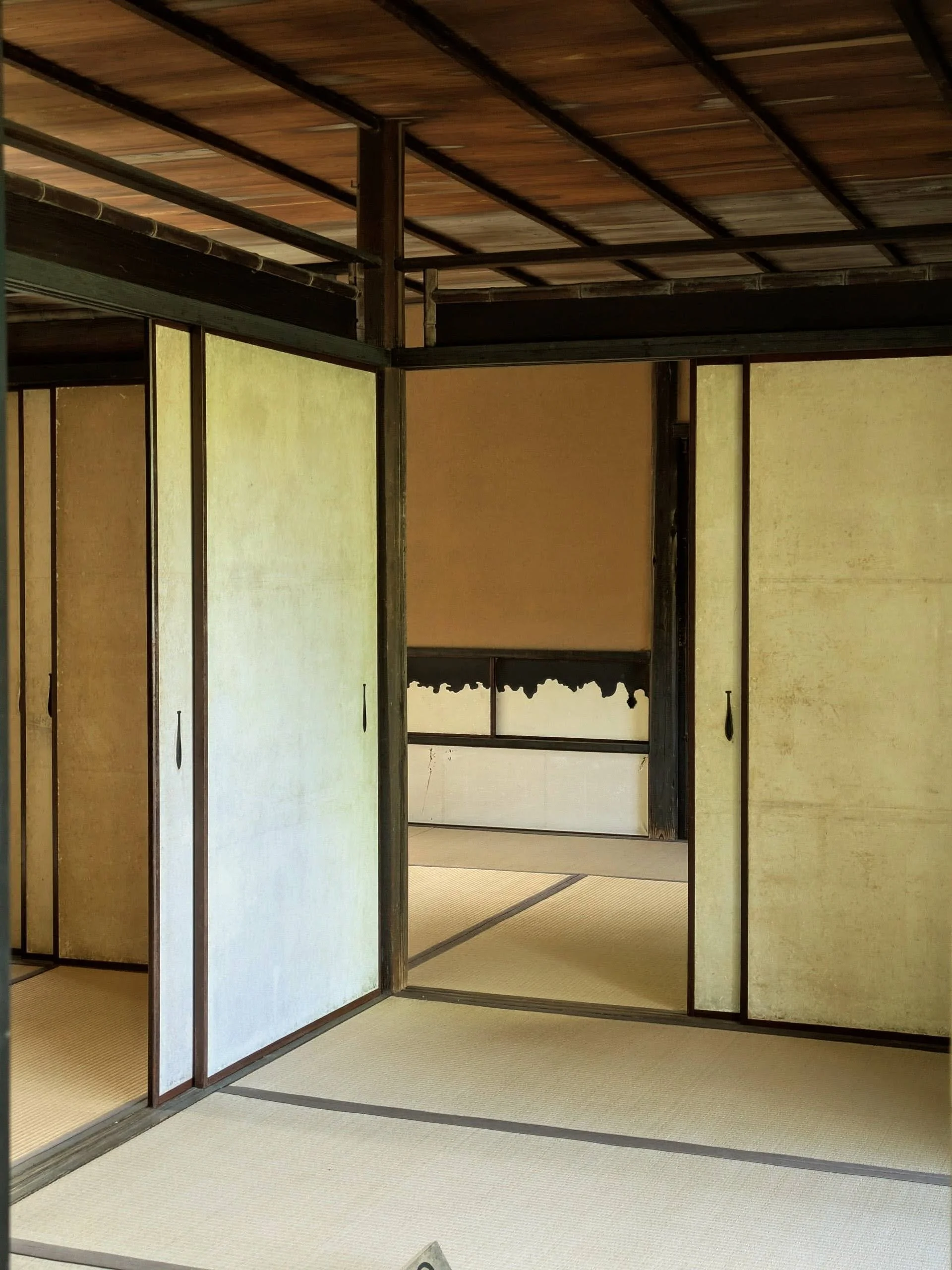 Japanese garden detail, raked gravel, bamboo and stepping stone Detail of a Japanese garden: freshly raked pale gravel, upright bamboo stems, a smooth stepping stone — a composition of natural materials expressing the Japanese aesthetic values
