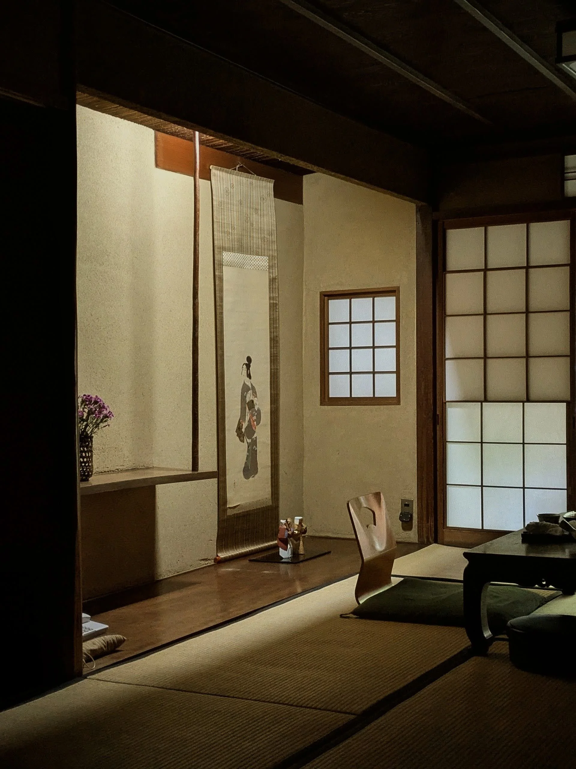 the quality of filtered, directional light that Polysmiths architect Charles Wu brings to London residential projects, from Kensington apartment renovations to Notting Hill house extensions.