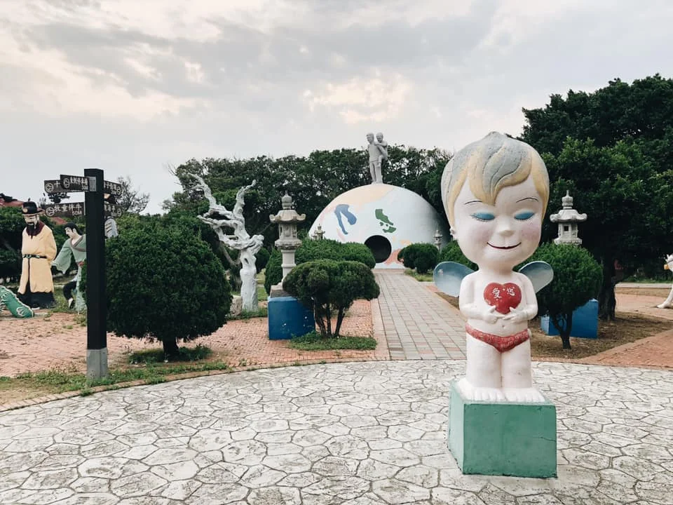 (就在台61線旁的秋茂園裡有很多民間故事雕像,非常奇特)