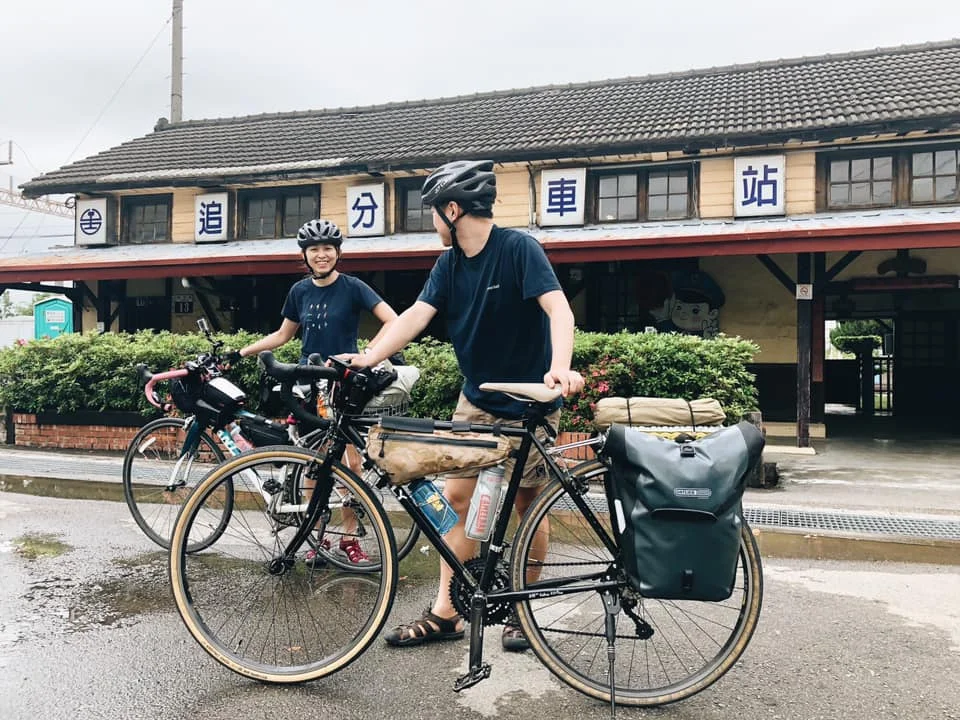 (就在台1線旁的追分車站很值得打卡)
