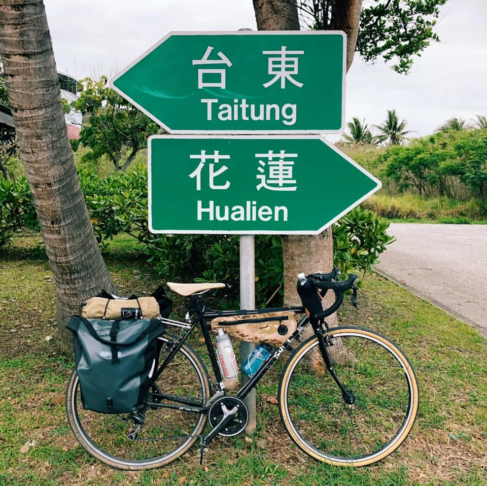 (台東跟花蓮都是很長的縣市,幾乎包了東岸。騎到邊界時很感動)
