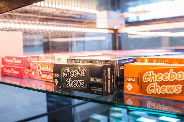 Grab you some @cheeba_chews 🔥 tonight 7pm @coloradoharvestco (Broadway) for🎬Movie Night🌌 Thursday with @rideloopr 🚐♾💨
...
📸 by: @coloradoharvestco