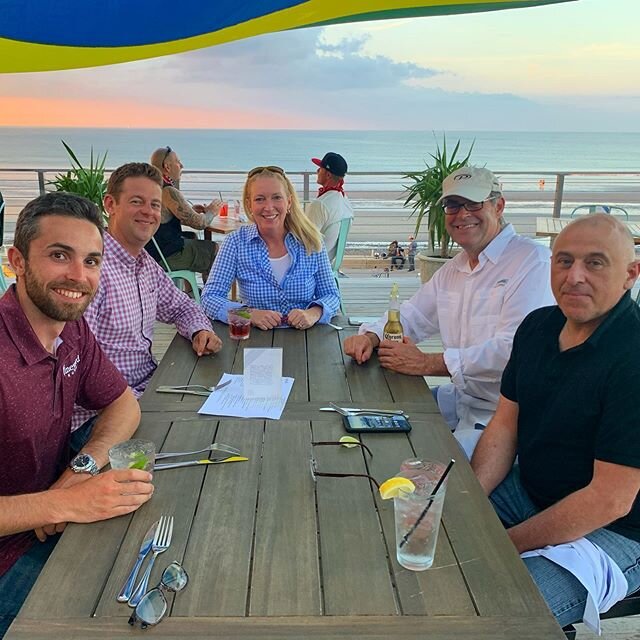 So enjoying being out with our friends from @longfellowdesignbuild @vineyrdhme 🌞👏👏👏 #sunset #SunsetPoint #outdoordining #alfrescodining #friends @theparrothull