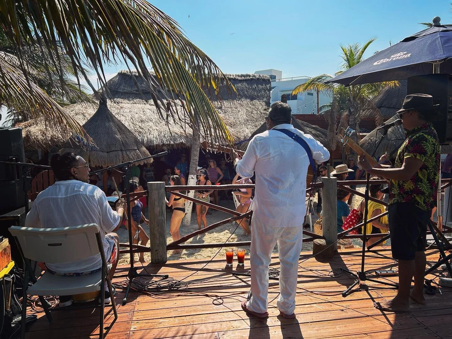 🎶 Son de Caney 🎶👏🏽🌞🌴✨ @diving.bar #puertomorelos #domingos #divinglodgedowntown #beachfrontstays #divingbar #musicapuertomorelos #sondecaney