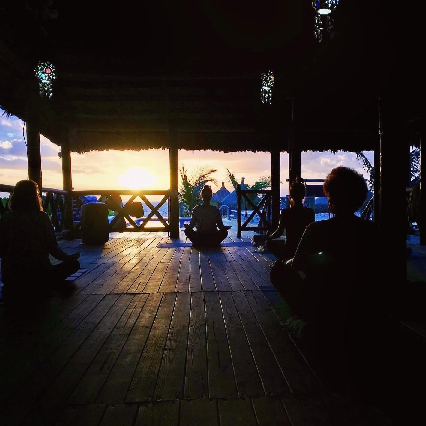 Ma&ntilde;ana! 〰️ Tomorrow! ⏰ 7:45-9:00 AM 🧘🏻&zwj;♀️ @fer_suman_anandi 〰️#palapayogasessions #puertomorelos #divinglodgeyoga #divinglodgedowntown #puertomorelosyoga 📷 from the early yoga days with @evie.72! 🥰