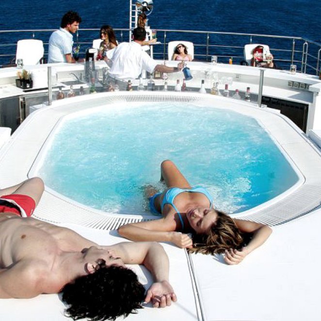 ELEGANT-007-yacht-jacuzzi-2.jpeg