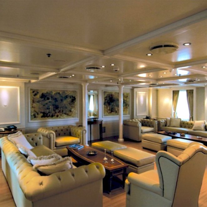 ELEGANT-007-yacht-salon-23.jpeg