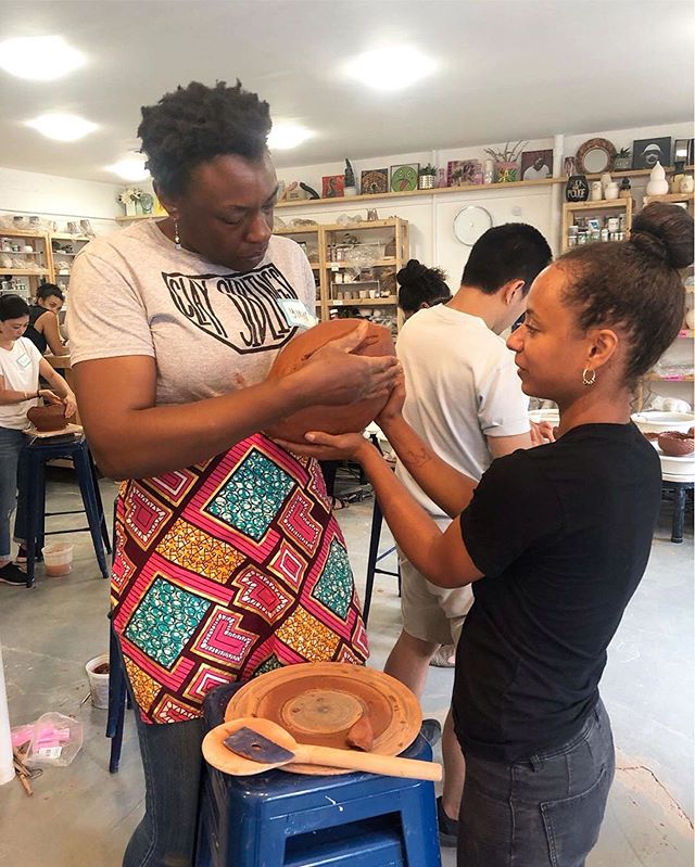 Thanks for the ❤️❤️❤️, @pot_la !!! Isn't it beautiful what we can achieve when working together in community? 🤗 Looking forward to many more collaborations in the future!
.
.
📸: Me helping to reinforce bottom of vessel while simultaneously represen