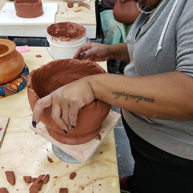 So happy all of my students made it to class today in spite of the rain. 💕 Thanks again @blackhoundclay for making space for the community to come together and connect through clay. Looking forward to next week! :
:
:
#traditionalpottery #handmadece