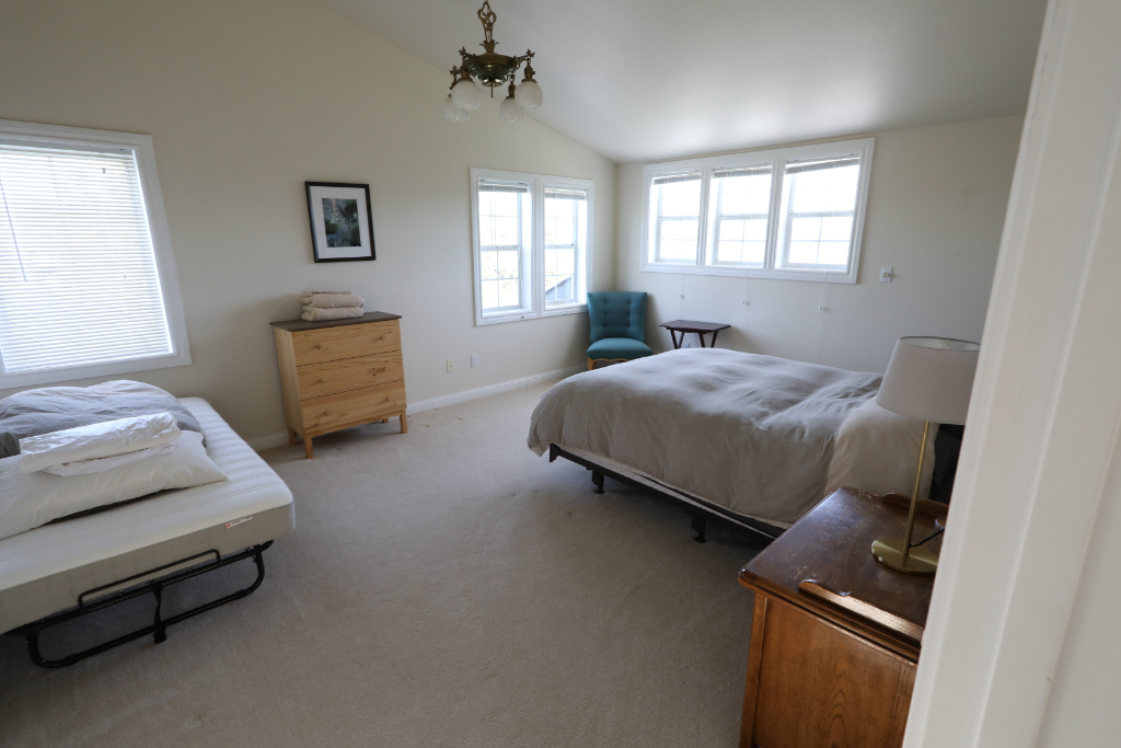 Queen/twin bed in shared room.png