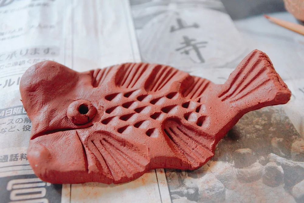 土をさわって楽しく陶芸体験 椿屋陶芸館 で佐渡の無名異焼を手作り インドア派も雨の日も大満足 さどトリコ サドトリコ さどとりこ