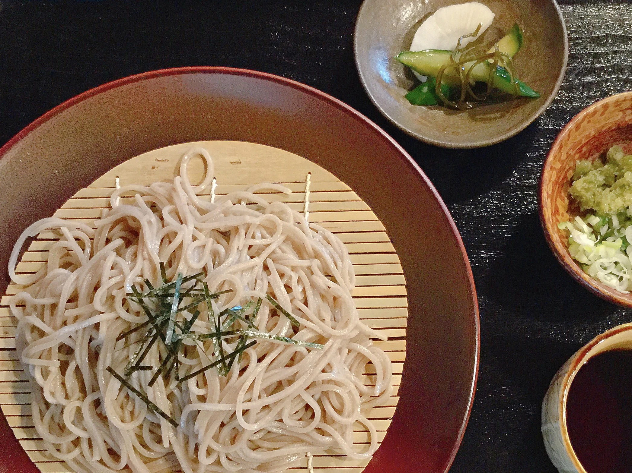 椿屋陶芸館 自家製椿オイル入りのざる蕎麦