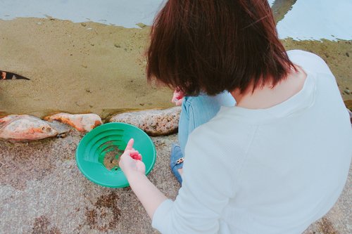 不器用でも必ず 金 が採れる 西三川で砂金採り体験 さどトリコ サドトリコ さどとりこ