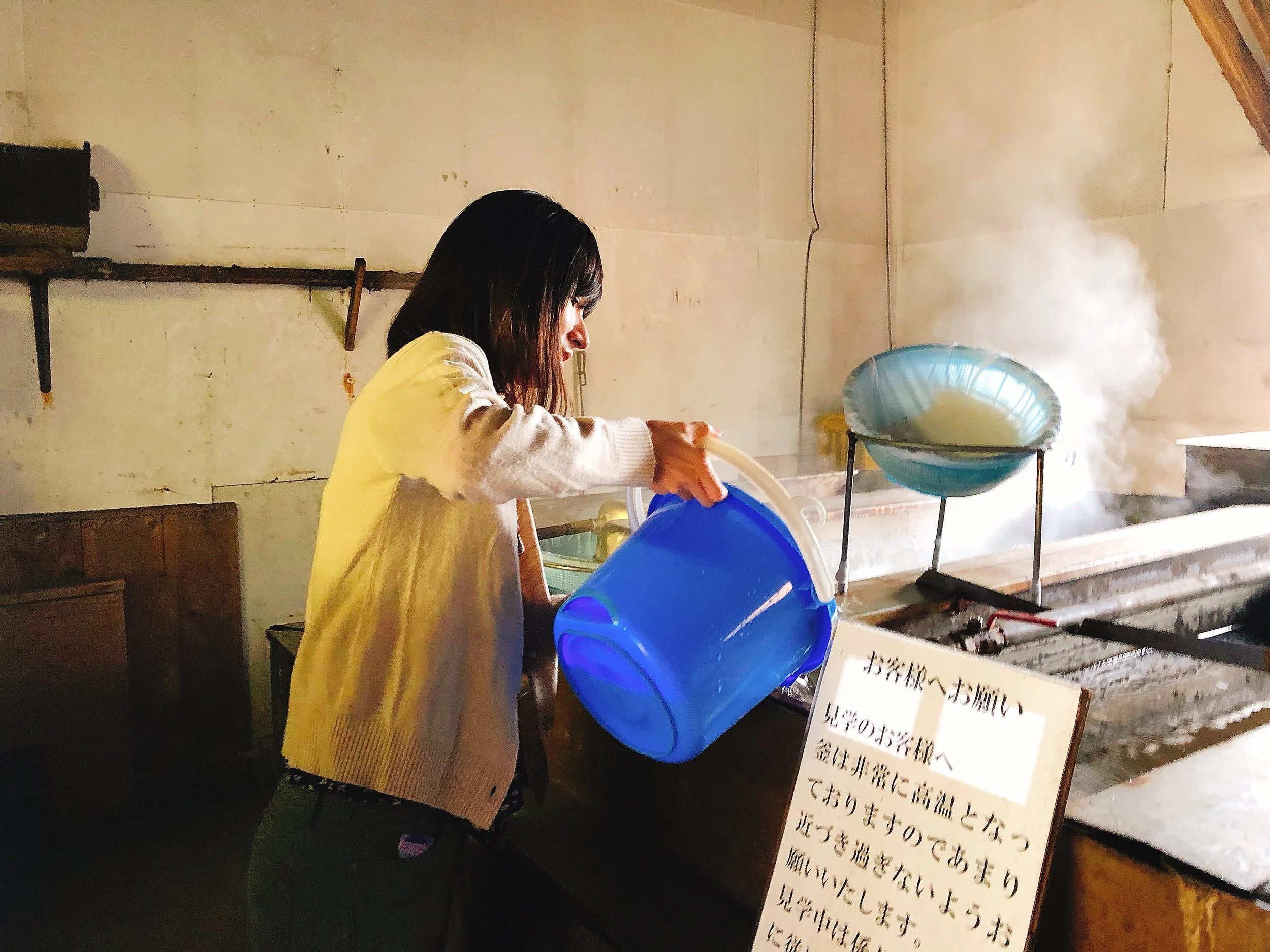 塩釜に汲んできた海水を入れます
