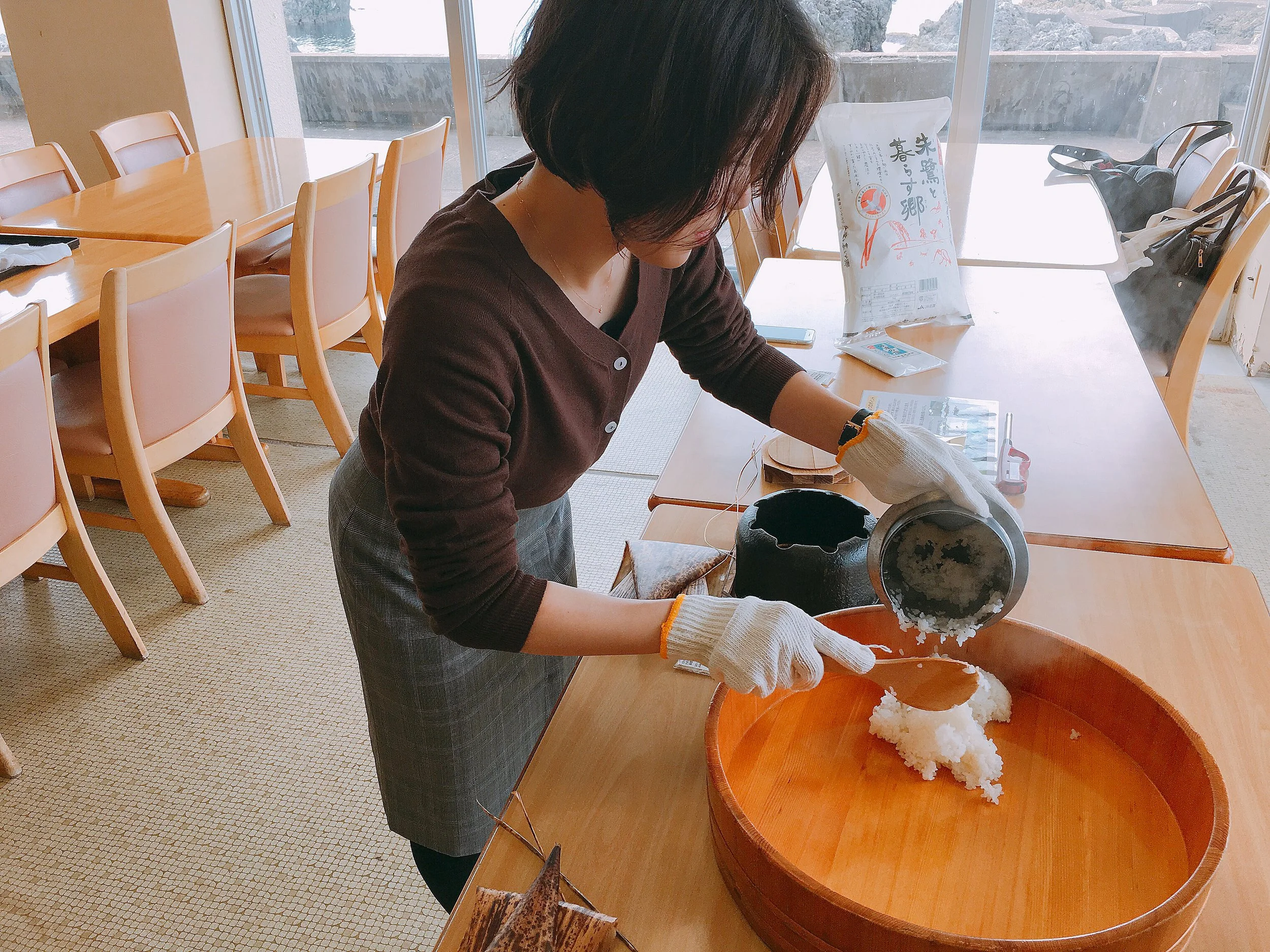 炊けたお米をおひつに入れます