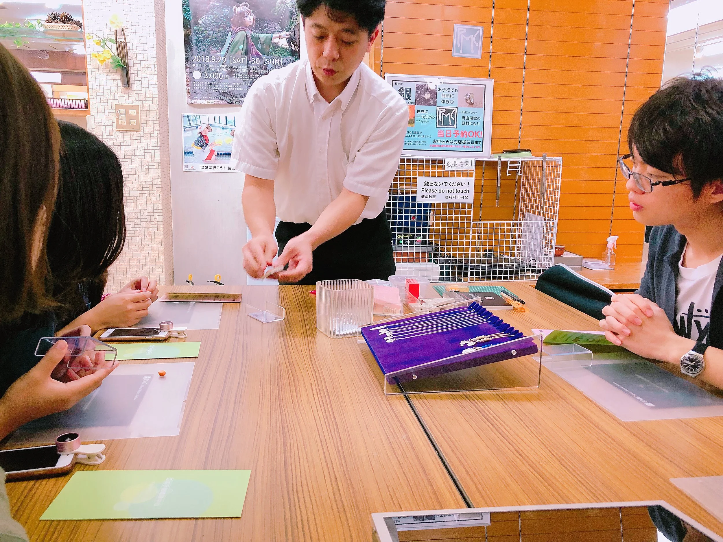 丁寧に教えてくれる名畑さん