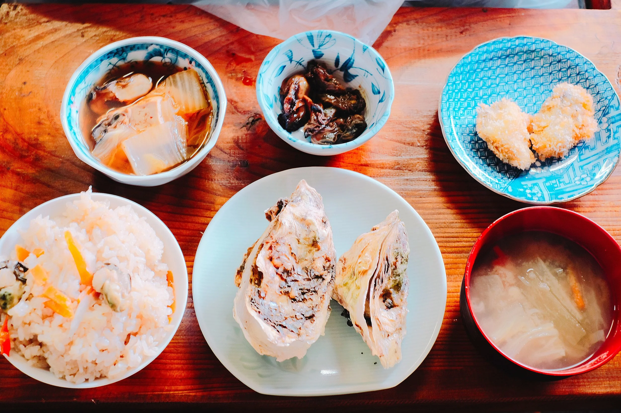 蒸し牡蠣・牡蠣ご飯・牡蠣汁・牡蠣の佃煮・カキフライ(左上の小鉢はこの日のみ)