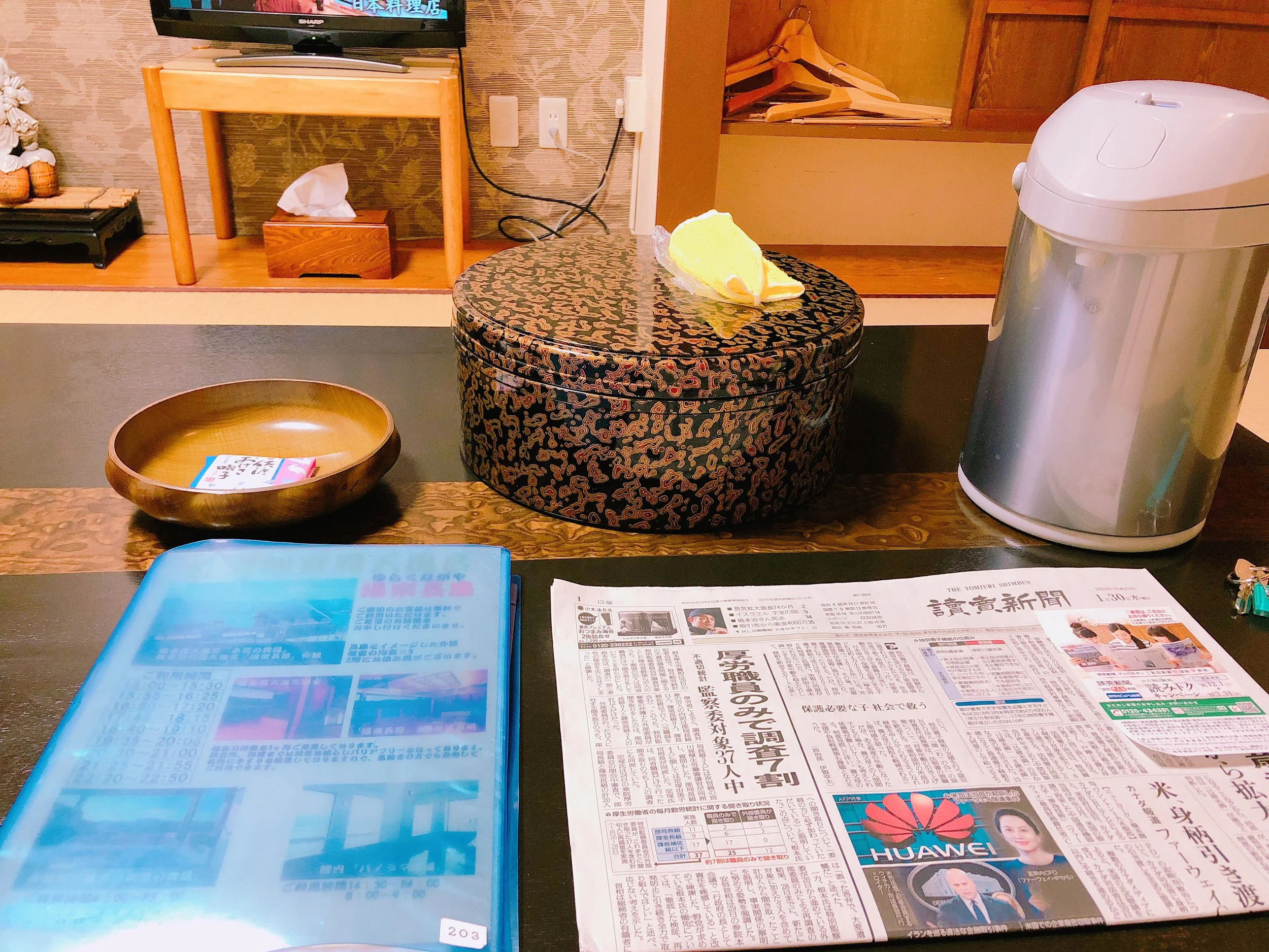 テーブルにはお茶セットなどが