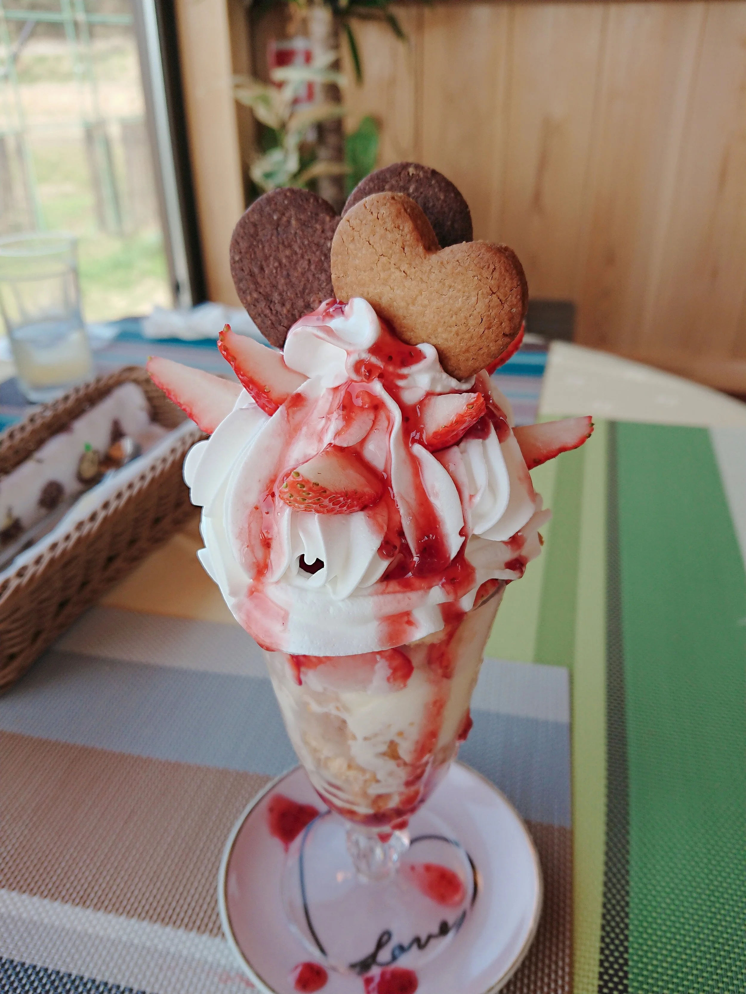 いちごパフェ(650円) いちごソースのこぼれ具合がまたいい!