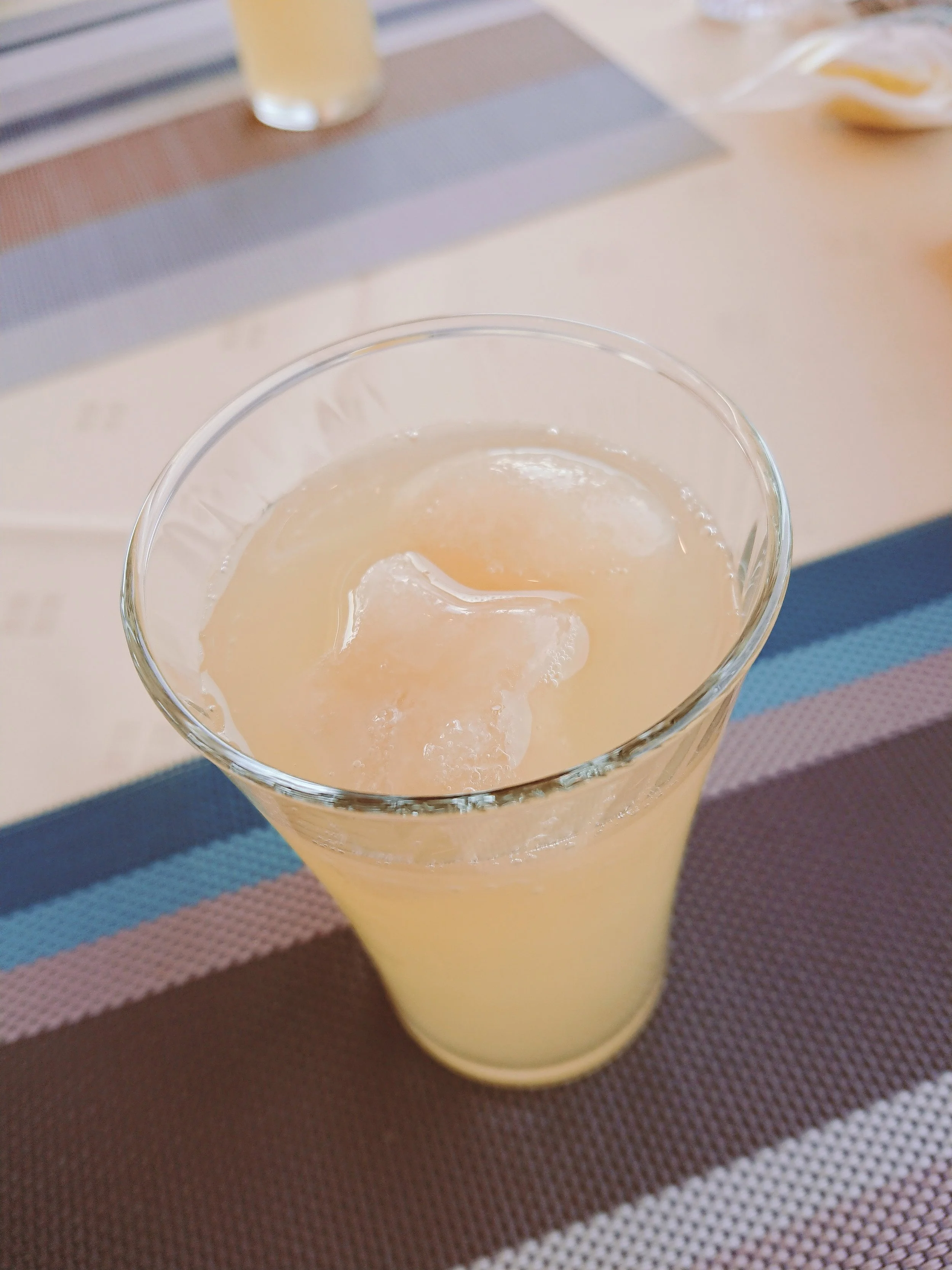 りんごジュース(350円) 浮かんでいるのはただの氷ではなく・・・