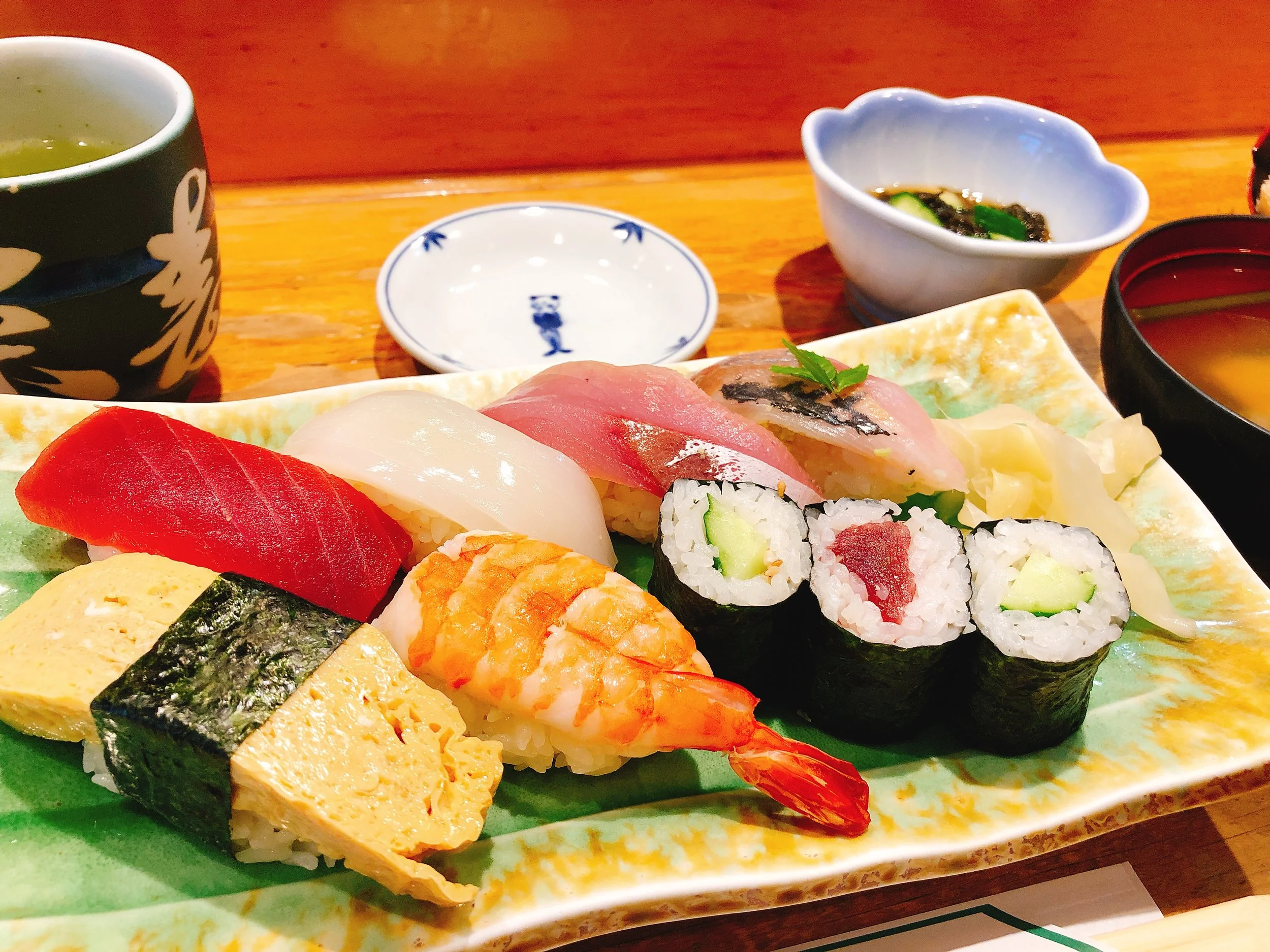 生にぎり寿司 並 (ランチタイムは900円。通常価格は1000円)